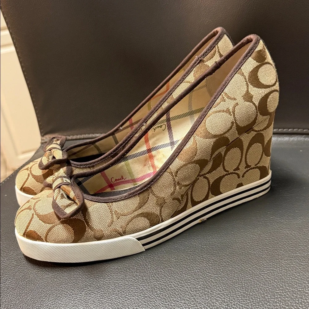 Coach Signature Sweetie Wedges - Tikonze Apapa Foundation - Picture 2 of 16